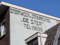 833663 Afbeelding van de boven in de zijgevel van het pand Zonstraat 102 te Utrecht geschilderde tekst 'STOOMWASCH EN ...